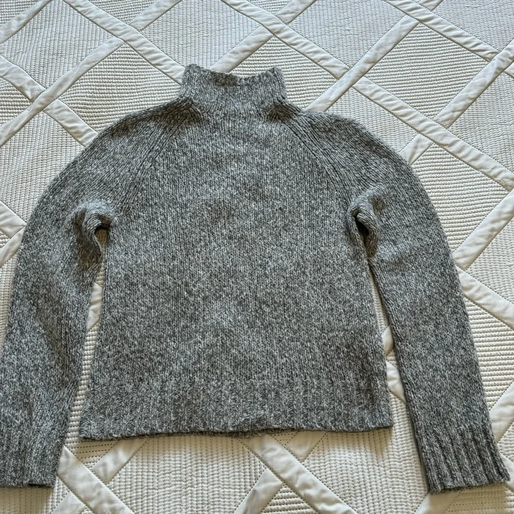 ANN TAYLOR GRAY CABLE KNIT MERINO BLEND (80%) SWEATER SZ M - Picture 2 of 7